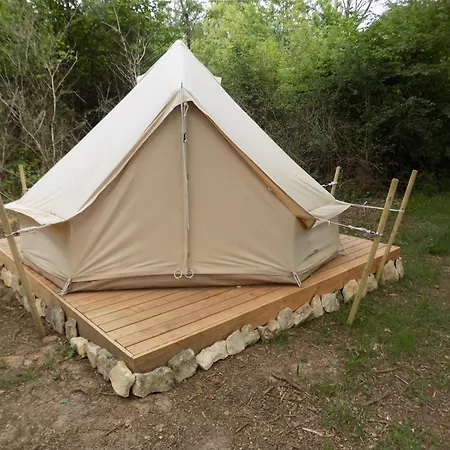 Tente Familiale Au Bord De L'eau Le Vigeant