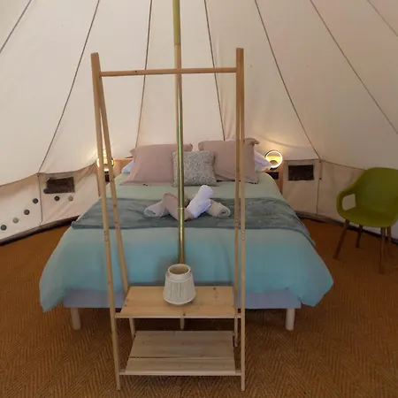 Luxury tent Tente Familiale Au Bord De L'eau Le Vigeant