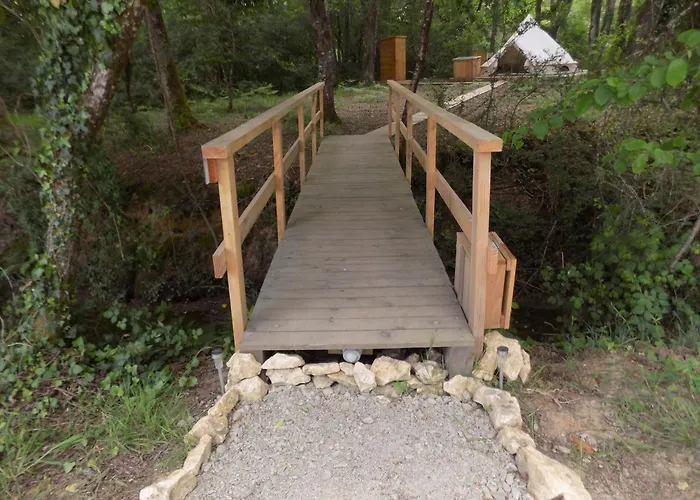 Campismo de Luxo Tente Familiale Au Bord De L'eau Le Vigeant