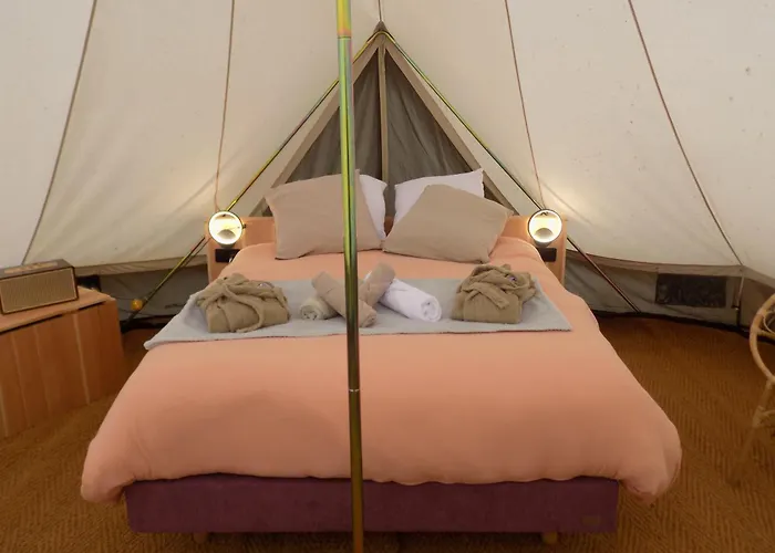 Tente Familiale Au Bord De L'eau