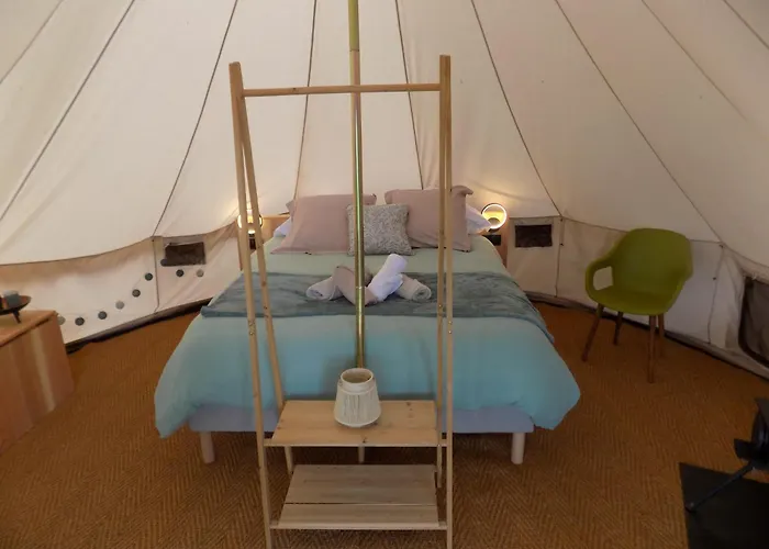 Campismo de Luxo Tente Familiale Au Bord De L'eau Le Vigeant