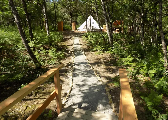 Campismo de Luxo Tente Familiale Au Bord De L'eau Le Vigeant