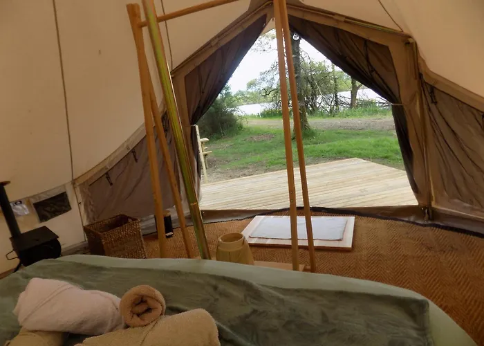 Tente Familiale Au Bord De L'eau * Le Vigeant